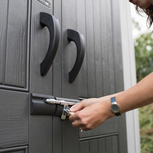 Detailaufnahme: Abschließen des Lifetime Kunststoff-Gartenhauses Luna mit Schlüssel.