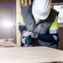 Handwerker sägt Holz mit Bosch Stichsäge (Expert T308B).