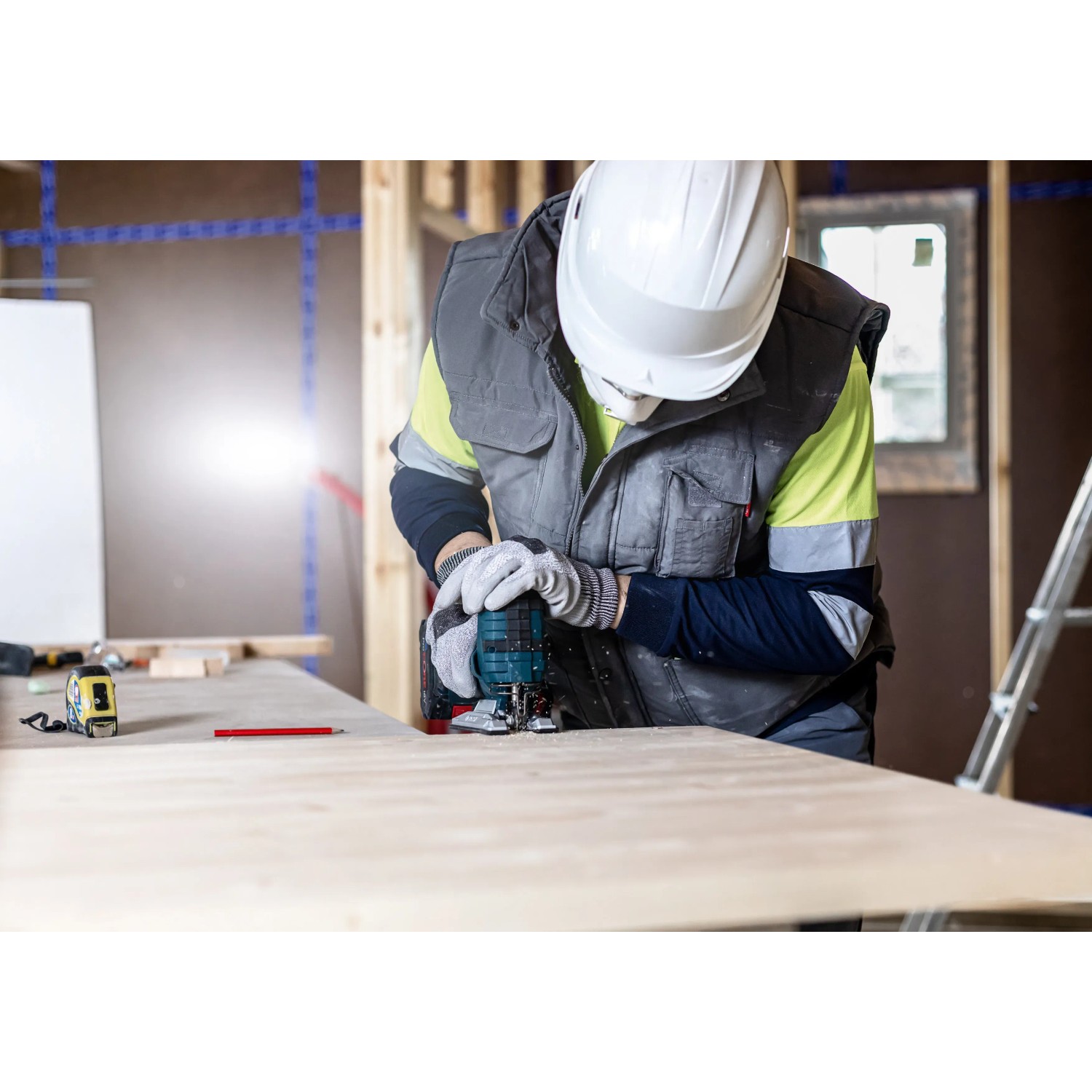Handwerker sägt Holz mit Bosch Stichsäge (Expert T308B).