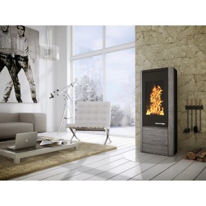 Wamsler Myro Kaminofen, Speckstein, Schwarz, 8 kW, im Wohnraum mit brennendem Feuer.