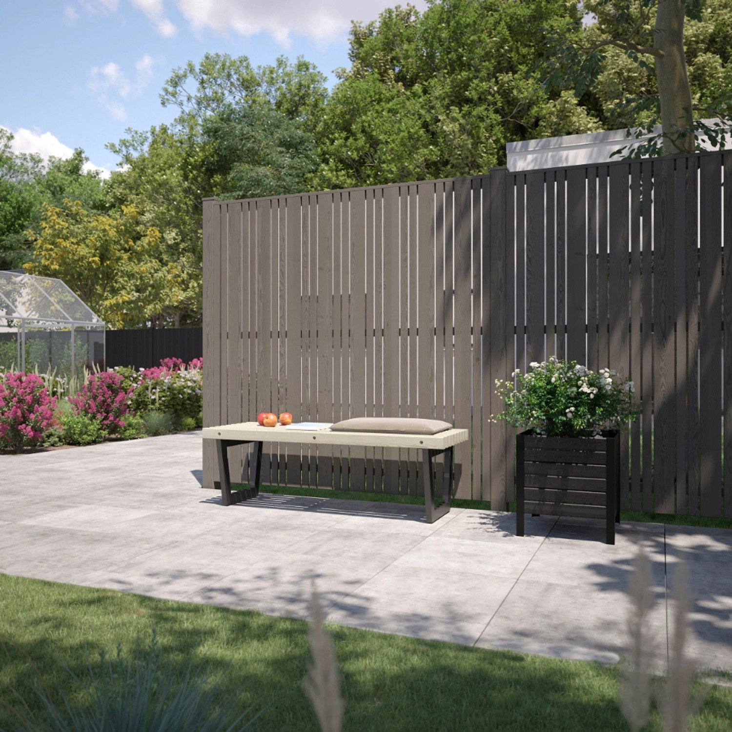 Sichtschutzzaun Tangent aus Nadelholz, umbragrau, 180x180 cm, im Garten mit Bank und Blumenkasten.
