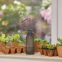 Gardena Soft-Drucksprüher 0,45 l neben Setzlingen. Drucksprühgerät für sanfte Bewässerung.