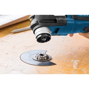 Bosch Professional Akku-Multicutter GOP 18 V-28 Solo mit Sägeblatt auf Werkbank.