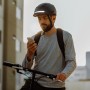 Mann mit LED Akku-Stirnlampe am Fahrrad, bedient Handy. Dimmbare, wiederaufladbare Taschenlampe.