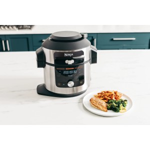 Ninja Foodi OL750EU Multikocher mit Speisen auf einem Teller. Küchenmaschine mit 14 Funktionen.
