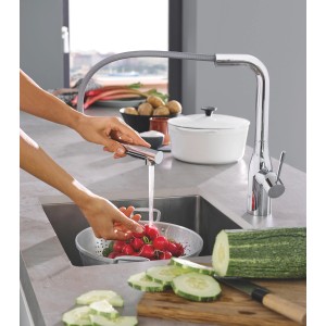 Grohe Essence Einhand-Spültischbatterie Chrom mit hohem Auslauf und herausziehbarer Brause.