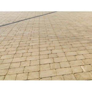 Verlegte Premac Pflastersteine Graniko in Ocker, rustikale Optik für Gartenwege und Terrassen.