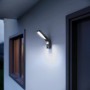 Angeschalteter Steinel LED-Außenwandstrahler XLED Slim S mit Bewegungsmelder in Anthrazit.