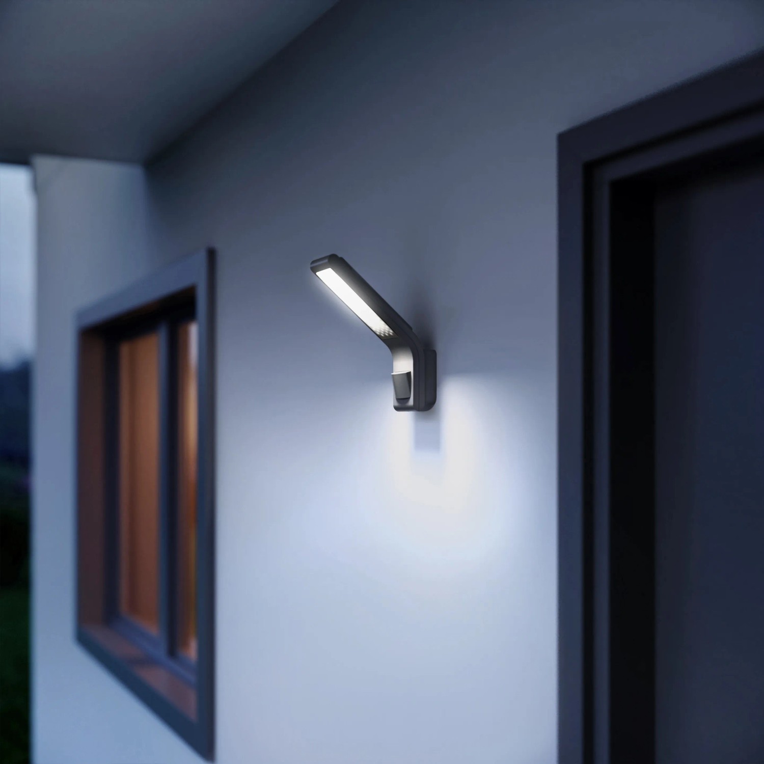 Angeschalteter Steinel LED-Außenwandstrahler XLED Slim S mit Bewegungsmelder in Anthrazit.