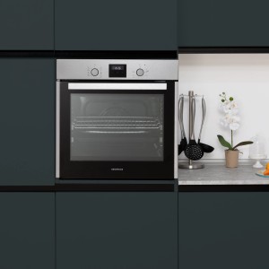 Respekta Herdset Diman + Benjamin: Eingebauter Backofen mit Glaskeramikkochfeld in moderner Küche.