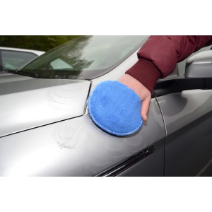 Hand poliert Auto mit blauem Apa Mikrofaser Polierpad (2er-Set) für Lackpflege.
