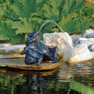 Ubbink Wasserspeier Frösche: Zwei bronzefarbene Frösche als Teichdeko mit Wasserfontäne.