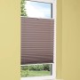 Graues Hitzeschutz Plissee Toledo, 105x130 cm, am Fenster montiert.