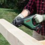 Bosch Akku-Säbelsäge AdvancedRecip 18 beim Sägen eines Holzbalkens im Garten.