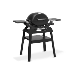 Schwarzer Weber Q1200N Gasgrill mit Standfuß und Seitentischen.