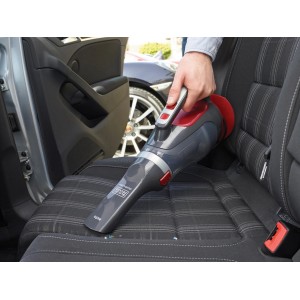 Black+Decker Autosauger ADV1200 in Nutzung zur Reinigung eines Autositze.