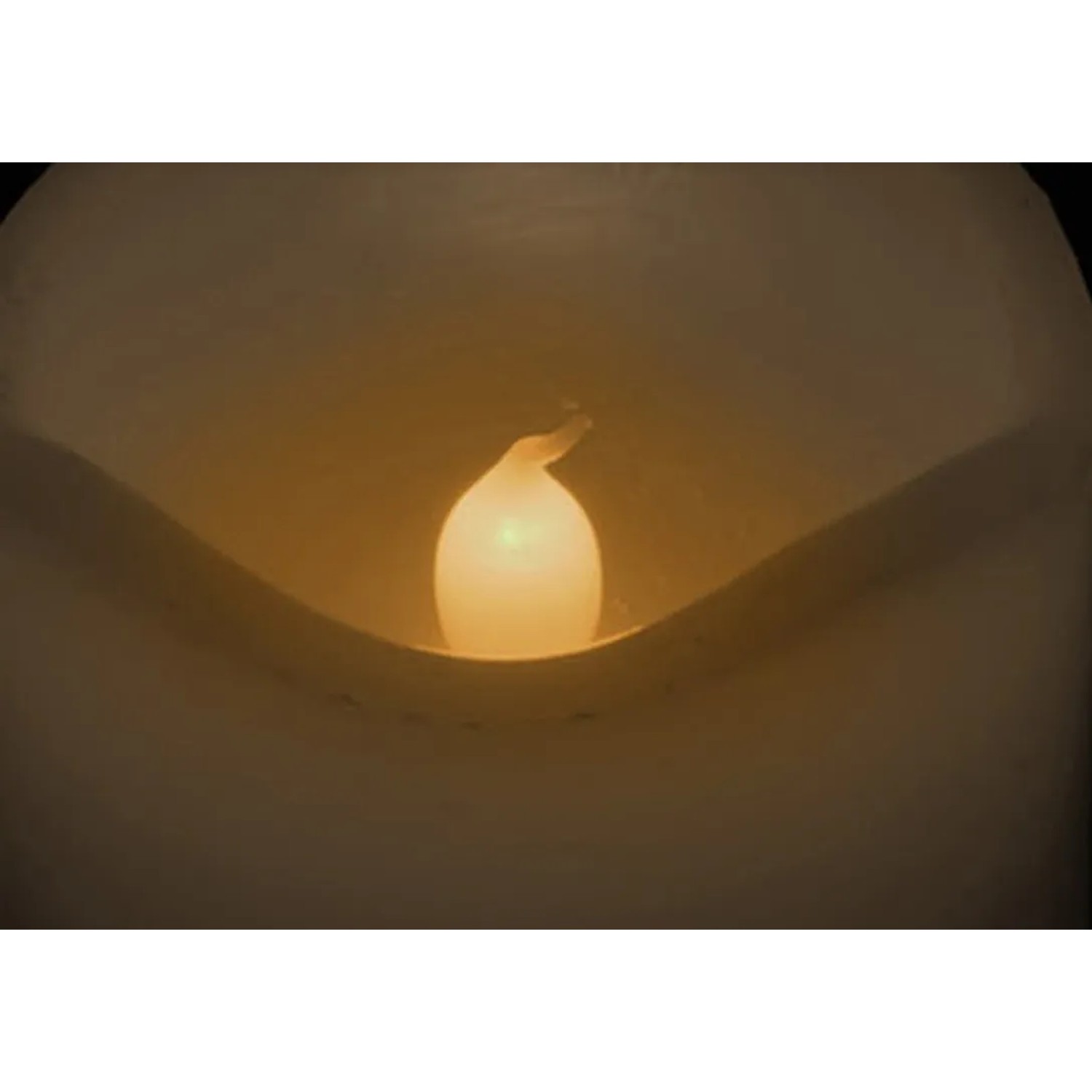 Elfenbeinfarbene LED Kerze mit Timer, flackernd, 9x7x7cm. Gemütliches Licht für Ihr Zuhause.