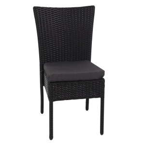 Schwarzer Poly-Rattan Gartenstuhl mit dunkelgrauem Kissen aus dem 2er-Set.
