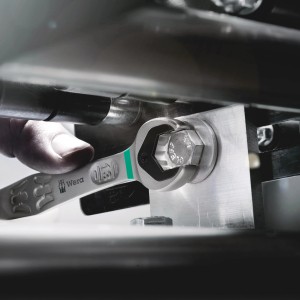 Wera Joker Maul-Ringratschenschlüssel 13 mm im Einsatz an Sechskant-Schraube.