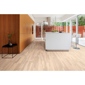 Heller Living by Haro Parkett Esche Weiß, Schiffsbodenoptik, in moderner Küche.