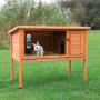 Brauner Trixie Kleintierstall Natura aus Holz mit weißem Kaninchen im Freien.