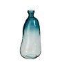 Blaue Mica Decorations Vase Organic, 51 cm hoch, aus Glas mit geschwungener Form.