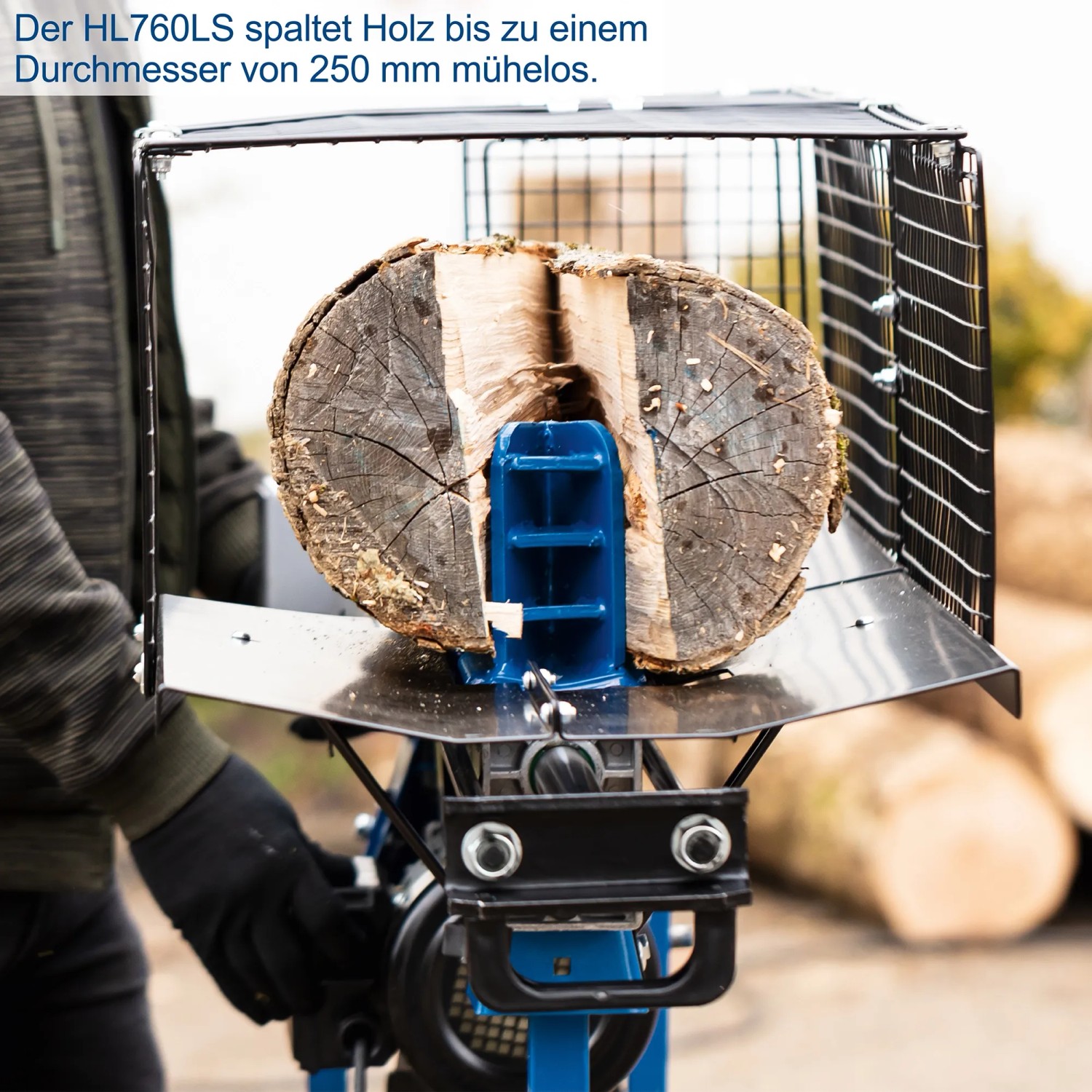 Scheppach HL760LS Holzspalter in Aktion: Holz wird gespalten.