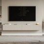 Selsey TV-Hängeboard Veldio 200 cm in Greige mit geriffelten Fronten unter einem TV im modernen Wohnzimmer.