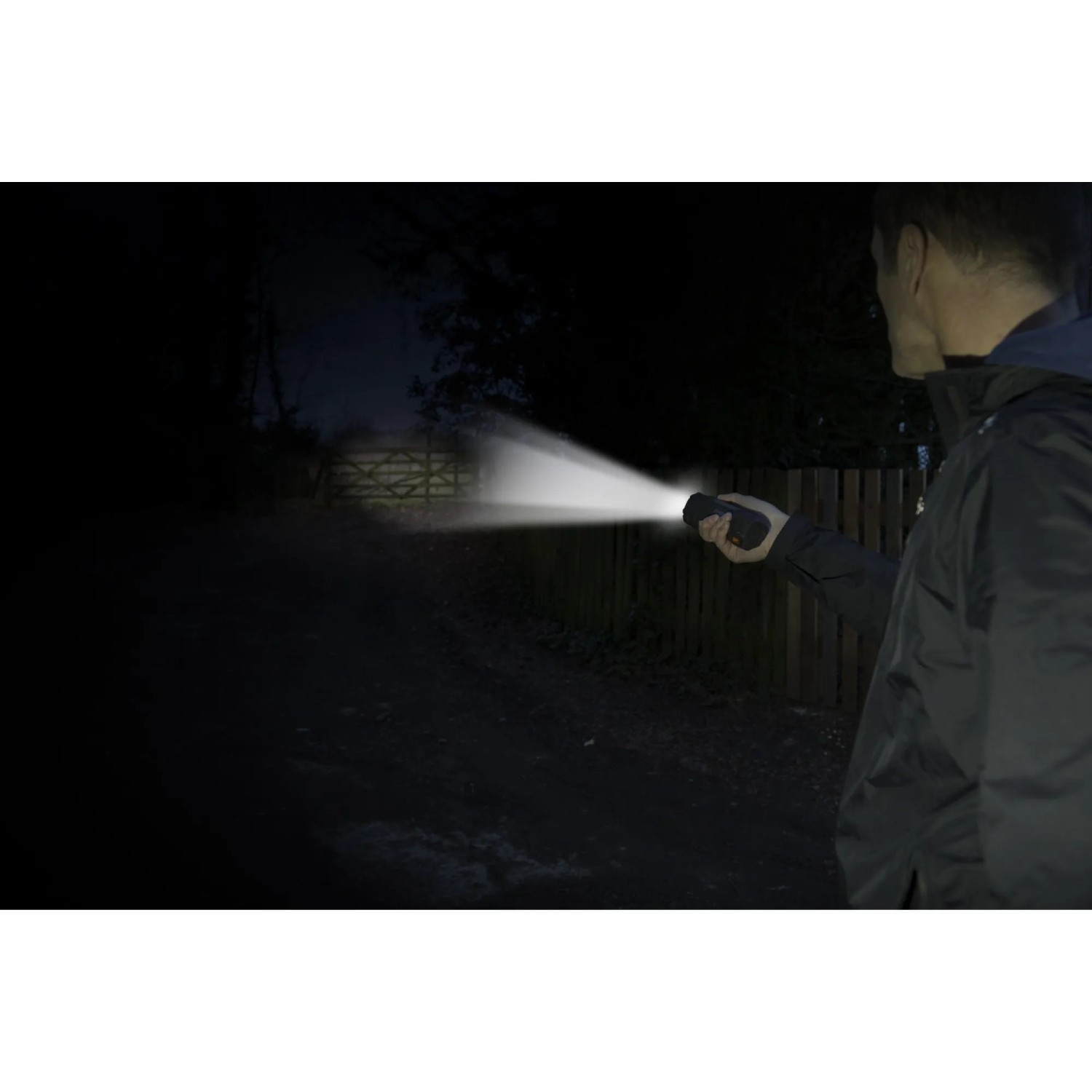 Energizer Hardcase Project Plus Arbeitslampe im Einsatz bei Nacht, inklusive Batterien.