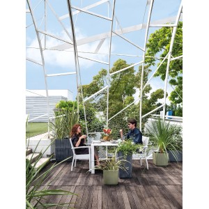Deroma Pflanzkästen Hoch Link 2er Set Anthrazit und Grün auf Terrasse mit Paar.