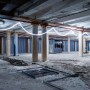 Kabeltrommel mit 25 m Lichtband als LED-Baustrahler in einer Lagerhalle.