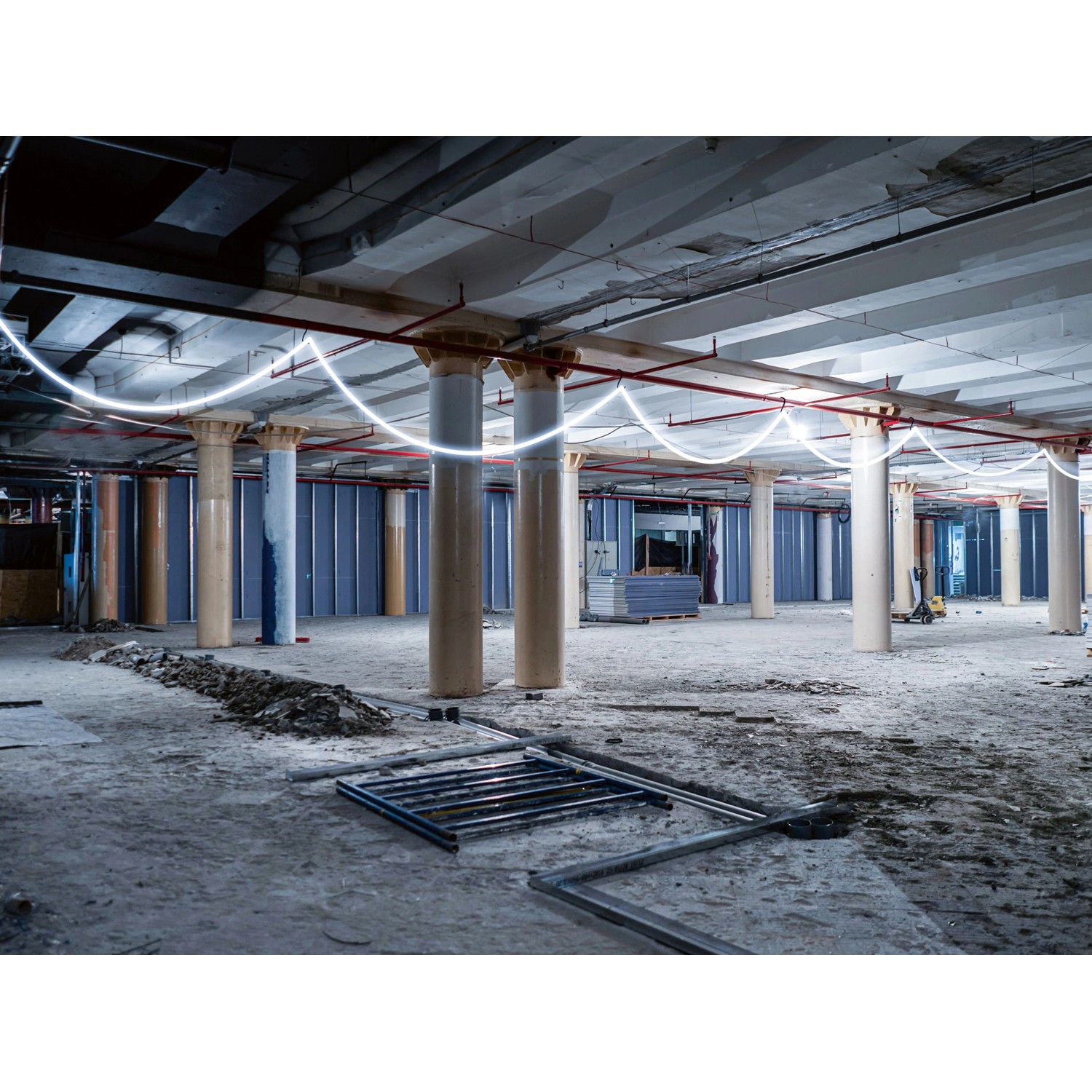 Kabeltrommel mit 25 m Lichtband als LED-Baustrahler in einer Lagerhalle.