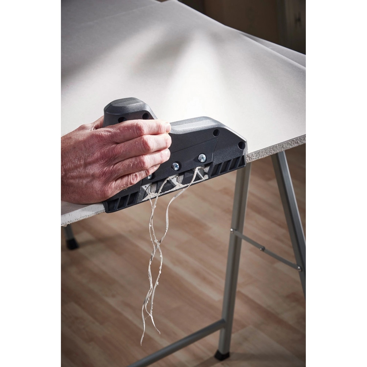 Wolfcraft 3-fach Kantenhobel im Einsatz an Gipskartonplatte für präzise 35° Schnittkanten.