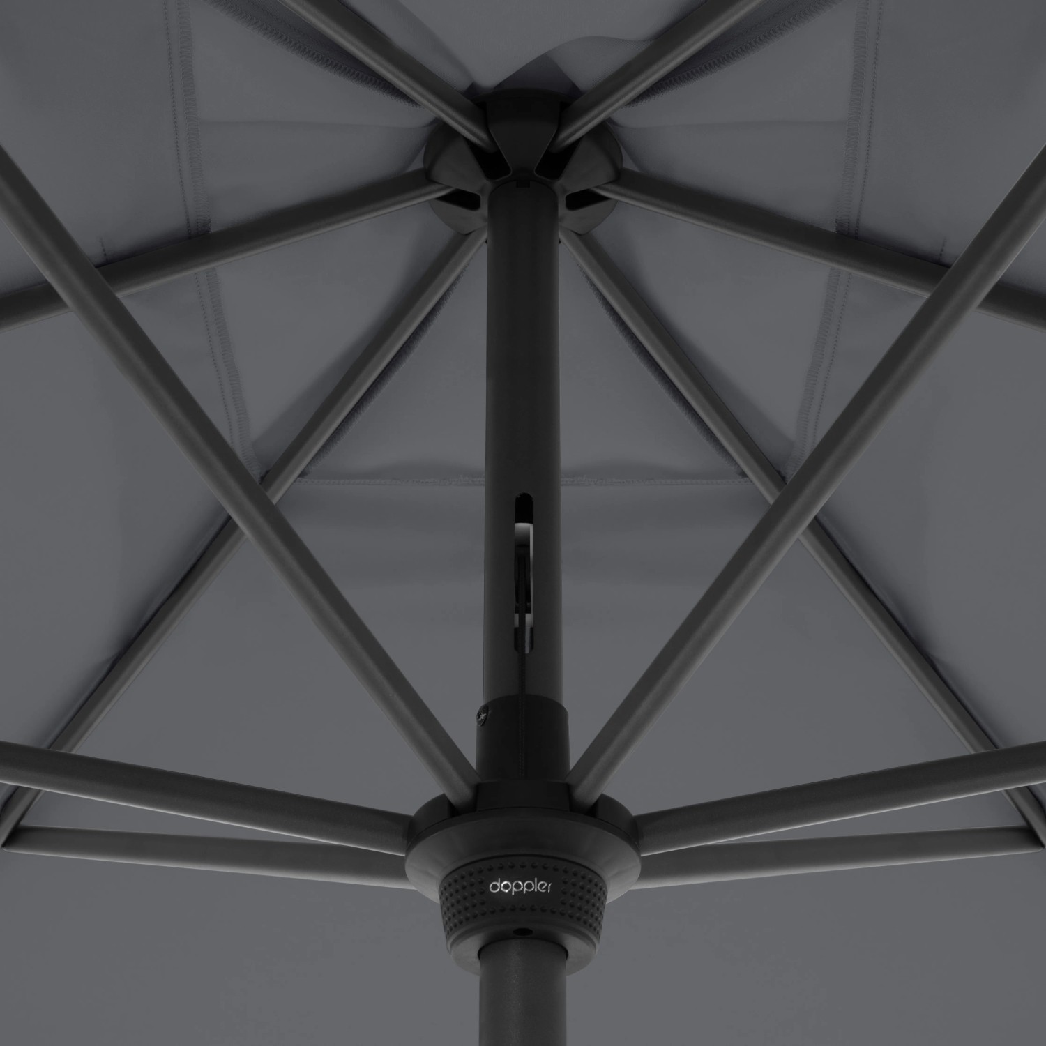 Detailaufnahme des anthrazitfarbenen Doppler Mittelmastschirms myZone Auto Tilt, 300x200 cm, Unteransicht.