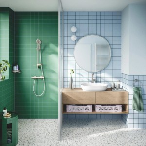 Grohe Vitalio Joy+ 120 Brausestangenset in Chromoptik mit Handbrause und Ablage in einer modernen Dusche.