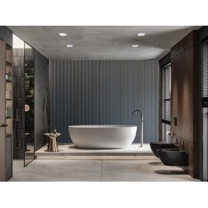 Modernes Badezimmer mit Akustikpaneelen in Aluminiumoptik hinter einer freistehenden Badewanne.