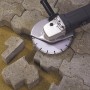LUX Diamant-Trennscheibe 180 mm auf Winkelschleifer beim Steine schneiden.