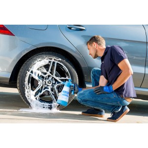 Mann reinigt Autoreifen mit Gloria FoamMaster FM10 FLEX Schaumsprühgerät.
