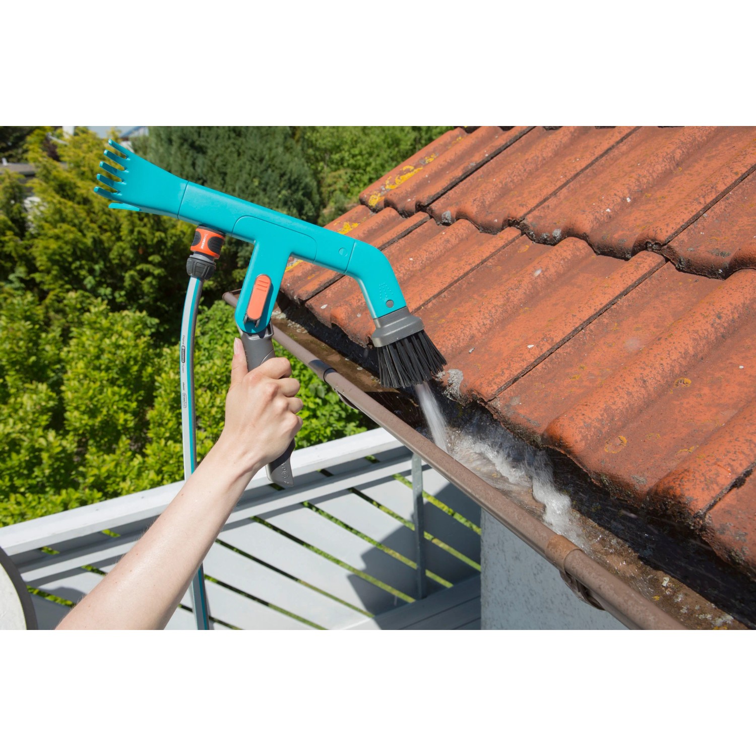 Gardena combisystem Dachrinnenreiniger im Einsatz mit Wasseranschluss, reinigt Dachrinne.