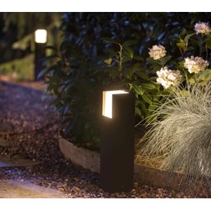 Philips Hue Fuzo LED-Sockelleuchte, schwarze Außenleuchte im Garten.