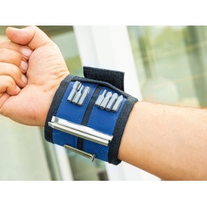 Magnetisches Werkzeugarmband von LUX mit Bits und Schraube am Handgelenk.