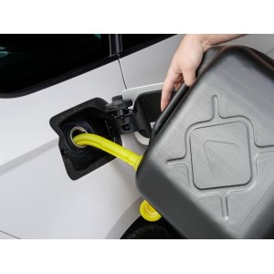 Schwarzer Reserve-Kraftstoffkanister (20 l) beim Befüllen eines Autotanks.