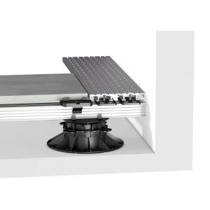 Befestigungs-Set für Terrassendielen-Rinne mit Schrauben zur Montage und Höhenausgleich.