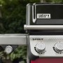 Detailansicht des schwarzen Weber Gasgrills E-335 Spirit mit Seitenbrenner und Bedienelementen.