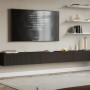 Schwarzes Selsey TV-Hängeboard Veldio mit Lamellenfront, wandhängend unter einem Fernseher im modernen Wohnzimmer.