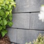 Gestapelte Diephaus Mileo Maxi Mauersteine Quarzit, bepflanzt. Gartenmauer.
