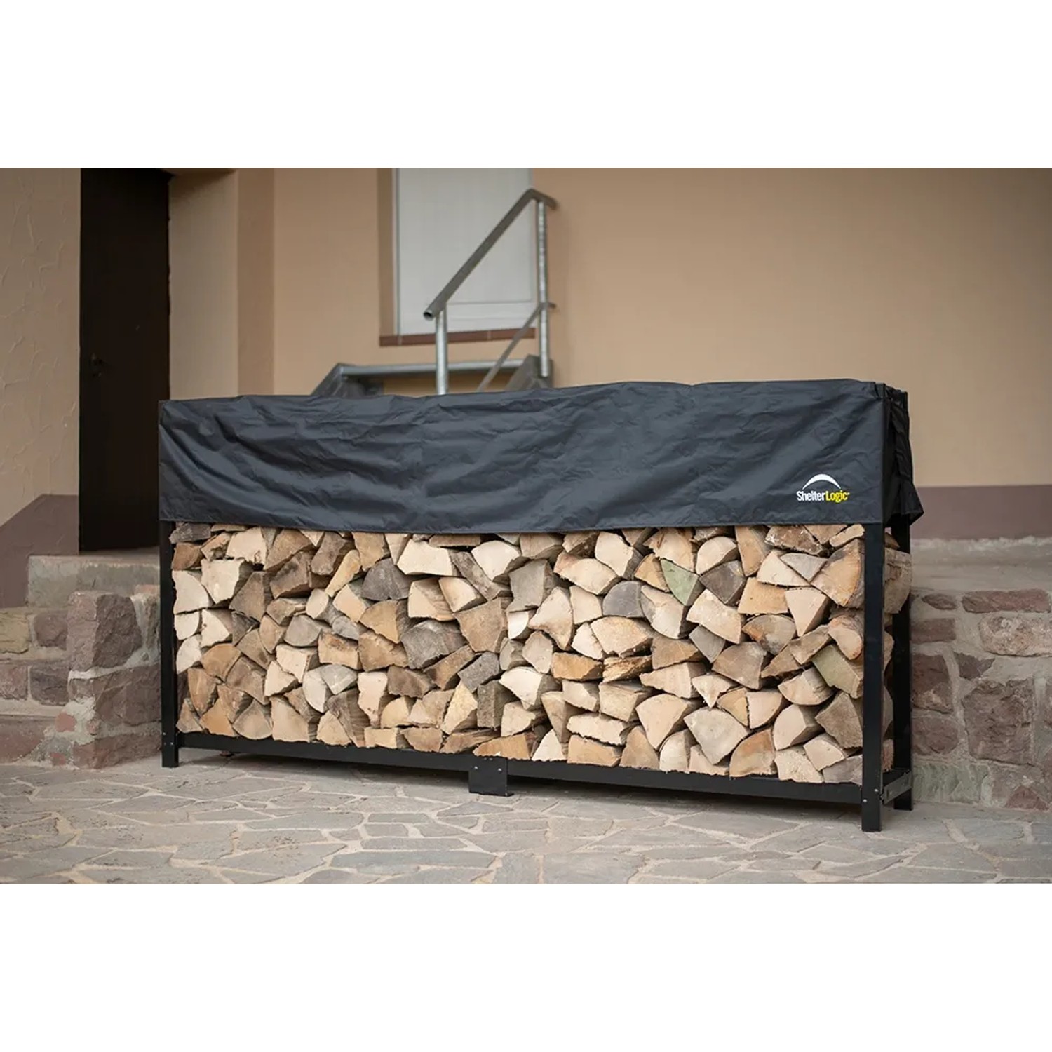 ShelterLogic Kaminholzregal mit Wetterschutz, gefüllt mit Holzscheiten. Ideal zur Lagerung von Brennholz.