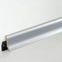 FN Neuhofer Sockelleiste in Aluminium-Optik, MDF, mit Clip-System montiert.