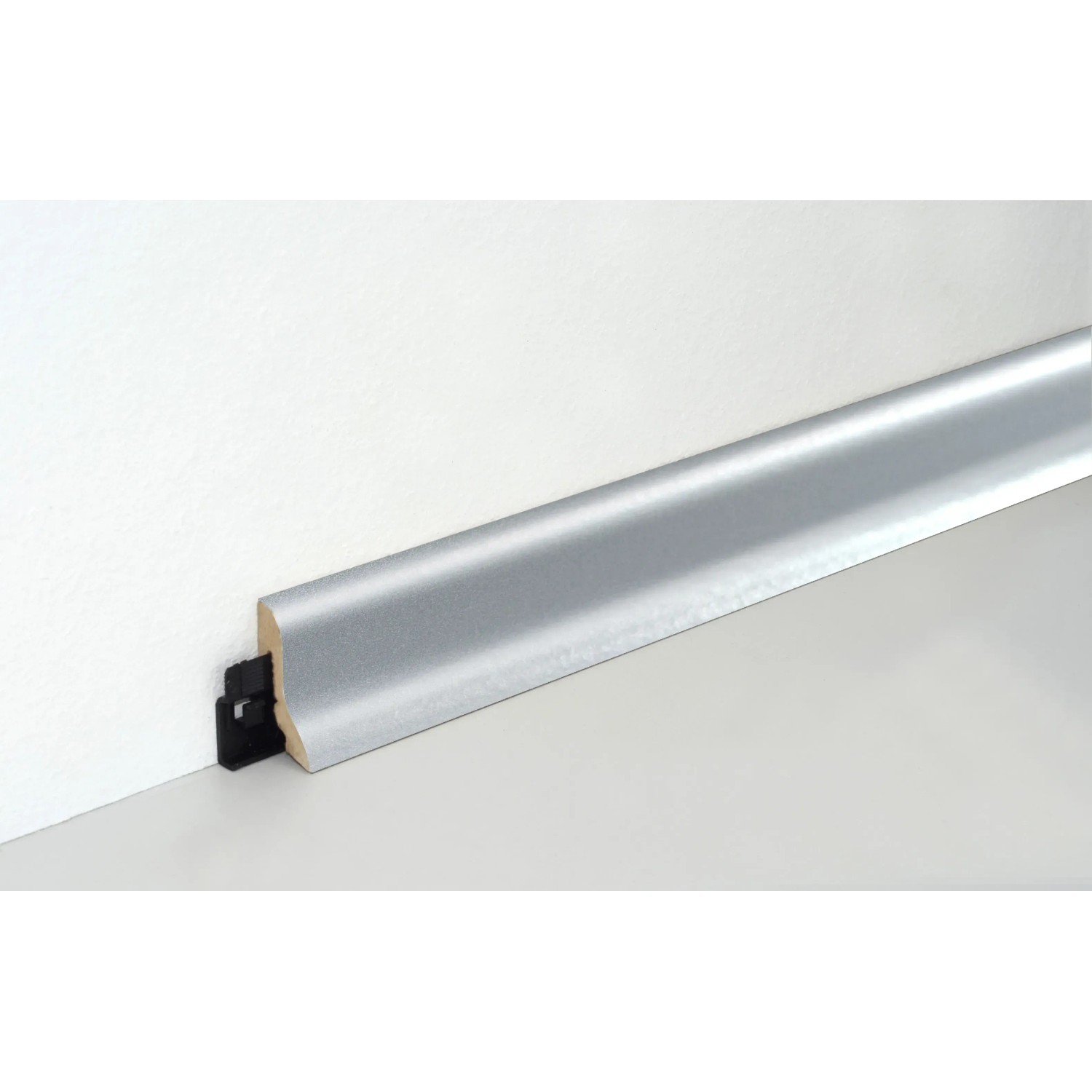 FN Neuhofer Sockelleiste in Aluminium-Optik, MDF, mit Clip-System montiert.