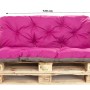 Rosafarbenes Palettenkissen-Set (Sitz- & Rückenkissen 120x80x50cm) auf Holzpalette für Garten & Terrasse.